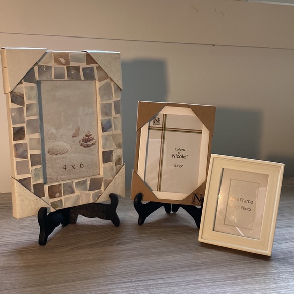Three white frames one with shells bundle - Picture 2 of 13